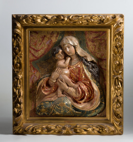 896.  “Virgen con el Niño” Relieve en madera de pino, tallado, estucado, policromado y picado de lustre.Trabajo español, pp. S. XVIII..
