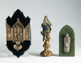 508.  Pila de agua bendita en bronce con un triptíco de la resurrección en bronceFrancia, finales del S. XIX.