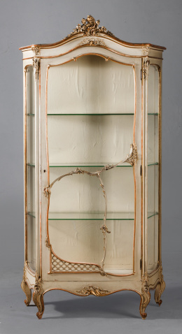 1092.  Vitrina de estilo rococó de madera lacada de blanco y doradas, h. 1890.