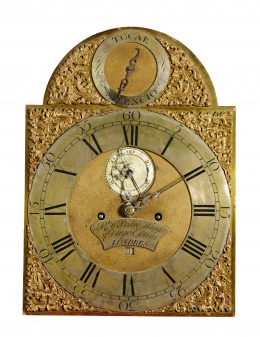 444.  Reloj de caja alta en madera lacada en verde y dorado con decoración de “chinoiseries”Higgs y Evans, Londres c. 1775