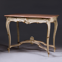 1090.  Mesa de centro de madera lacada de blanco y dorada, h. 1890..