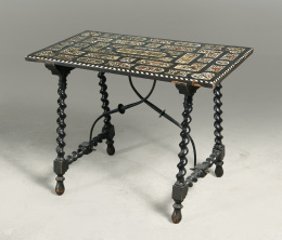 937.  Bufete de palosanto, marfil y carey, de decoración  vegetal, tapa rematada por canto alternando el hueso y el palosantoTrabajo Flamenco, S. XVII. Sobre patas de madera ebonizada y torneadas posteriores..