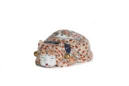1162.  Gato en porcelana esmaltada ImariChina, S. XIX-XX
