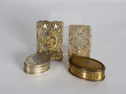1148.  Caja ovalada  de decoración grabada de plata dorada y plata vermeile.Francia, h. 1800.