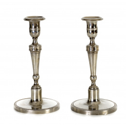 552.  Pareja de candeleros de plata en su color de estilo neoclásico, con marcas.J. Ulibarri. Maison, S. XIX.