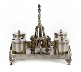 550.  Escribanía fernandina en plata española moldeada, cincelada, calada y punzonada.D. Arias, Madrid Villa y Corte, año 1827-1828..