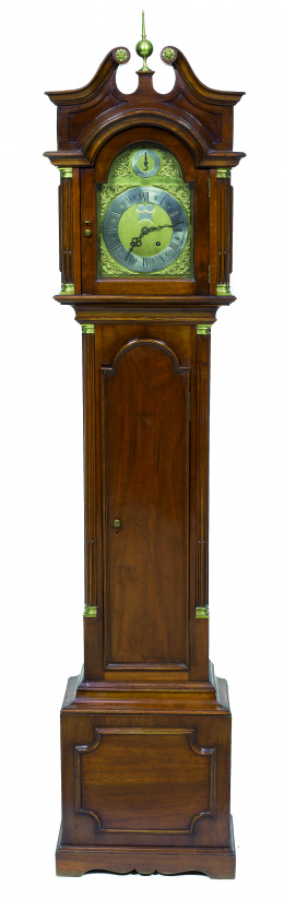 1080.  James Smith, London.Reloj de caja alta en madera de caoba, con frontón rematado en forma de cuello de cisne con columnas estriadas a los lados.Inglaterra, c. 1760.
