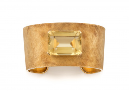 709.  Brazalete ancho en oro amarillo de 18 K con decoración matizada y gran cuarzo citrino central de talla rectangular.