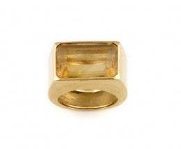 705.  Sortija con cuarzo citrino en montura elevada rectangular en oro de 18K.