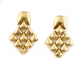 780.  Pendientes con rombos colgantes formados por lágrimas con volumen articuladas. En oro amarillo de 18K.