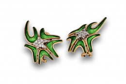 101.  Pendientes a modo de estrella de esmalte verde con centro de estrella de pavé de brillantes