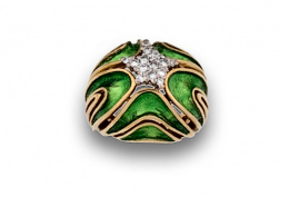 103.  Sortija bombée a modo de estrella de esmalte verde con centro de estrella de pavé de brillantes.