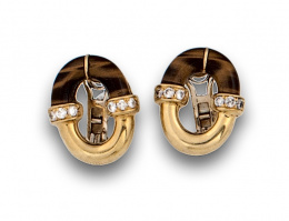 111.  Pendientes ovalados con ojo de tigre y bandas de brillantes,en oro de 18K.