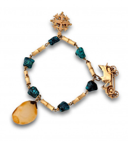 62.  Pulsera con  turquesas y piezas a modo de bambú en oro mate de 18K con tres dijes colgantes: coche y cruz en oro y ágata .