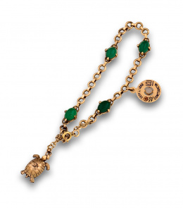 74.  Pulserita con  crisoprasas y dos dijes colgantes ; en oro de 18K.