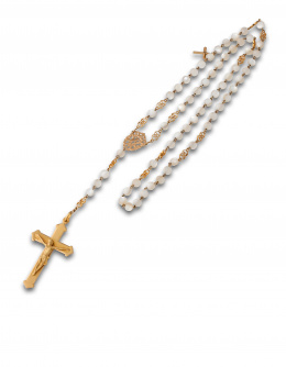 573.  Rosario de cuentas de nácar de 6 mm ,con  piezas de oro grabado y calado  y crucifijo en oro de 18K.