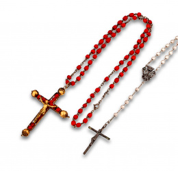 589.  Conjunto de dos rosarios, uno con cuentas de coral facetado y crucifijo de coral y oro de 18K. 