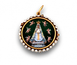 9.  Colgante de Virgen de Begoña en esmalte orlado de perlas de vidrio.