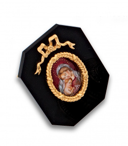 702.  Medalla de esmalte de Virgen con el Niño en marco de ónix y oro de 18K.