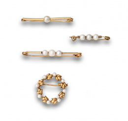 40.  Conjunto de 4 broches de perlas y oro de 18k: tres imperdibles y uno circular con guirnalda.