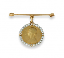 539.  Alfiler con medalla colgante de Virgen orlada de perlas y con brillantes en puntos cardinales.