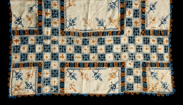 899.  Toalla de algodón bordado en azul y beige.Trabajo salmantino ,S. XVII..