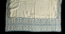 901.  Paño en hilo con bordado en hilos en seda azul, con motivos vegetales geométricos.S, XVII..