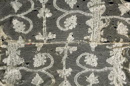444.  Encaje de bolillos de decoración de hojas, S. XVIII-XIX..