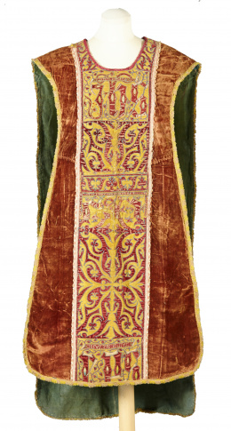 1244.  Casulla en terciopelo marrón con bordado aplicado en rojo sobre seda amarilla.Trabajo español S. XVII.