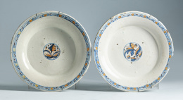 1242.  Dos de platos de cerámica esmaltada de la serie tricolor, decorada con cenefa de estilo oriental y reserva con flor en el asiento.Talavera, S. XVII.