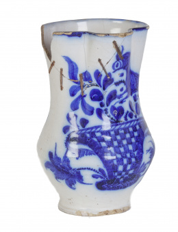 716.  Jarro con asa de cinta, decorado en azul cobalto con un cesto de flores.Manises, S. XIX