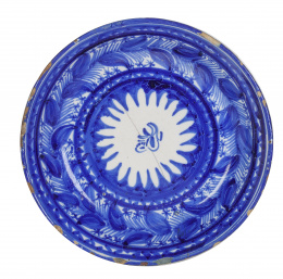 699.  Plato acuencado de cerámica esmaltada de azul de cobalto.Onda, S. XIX