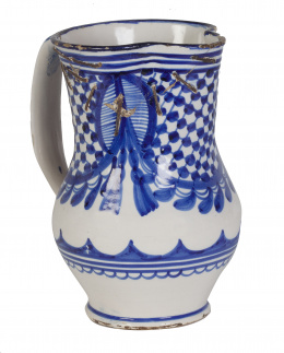 717.  Jarro con asa de cinta de cerámica esmaltada en azul de cobalto, decorado con retícula y cintas.Manises, S. XIX.