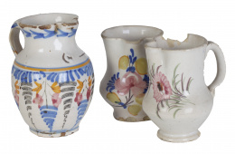 710.  Tres jarros de cerámica; dos de cerámica levantina y uno de cerámica de Talavera, S. XIX