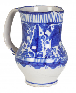 711.  Jarro de asa de cinta cerámica esmaltada en azul, con cenefa decorativa con motivos vegetales y arquitecturas.Manises, S. XIX.