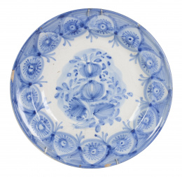 698.  Plato de cerámica esmaltado en azul de cobalto, con flores en círculos y ramillete en el asiento.Onda, S. XIX