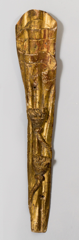1022.  Remate de madera tallada, estucada y dorada, con forma de “drapperie”.Trabajo español, S. XVIII