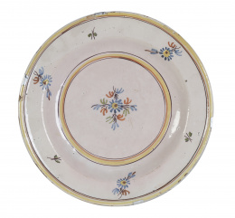 920.  Plato de cerámica esmaltada con decoración de ramito,Quizás se trate de una fabriqueta, siguiendo a Alcora, S. XIX..