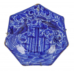 921.  Plato hexagonal de cerámica esmaltada en azul con arquitectura y pájaros.Manises, pp. del S. XIX.