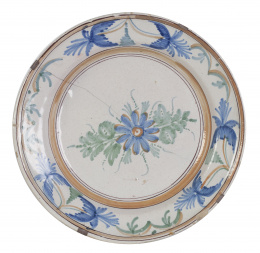 705.  Plato de cerámica esmaltada en azul, verde y ocre.Levante, S. XIX.