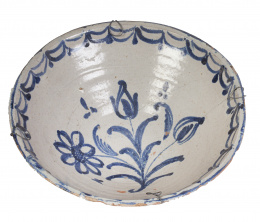 919.  Cuenco de cerámica esmaltada de azul de cobalto con un ramillete en el asiento.Fajalauza, S. XIX.