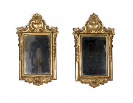 675.  Pareja de marcos de espejo en madera tallada y dorada.S. XVIII.