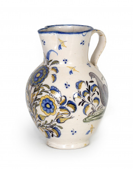 677.  Jarro de cerámica esmaltada en azul, ocre y verde, con un pájaro entre flores.Talavera, primer cuarto del S. XX.
