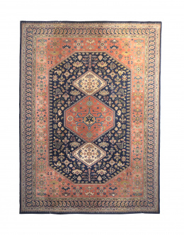 686.  Alfombra persa en lana, con campo rosa y azul..