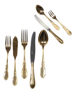 1335.  Cubertería de doce servicios de plata vermeille con marca Platerna.