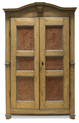 333.  Armario gustaviano de madera policromadaTrabajo sueco, pp. del S. XIX.