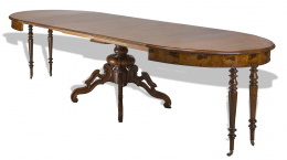 1196.  Mesa de comedor extensible (con tres tableros) de madera de caoba y raíz de nogal.Trabajo inglés, segunda mitad del S. XIX.