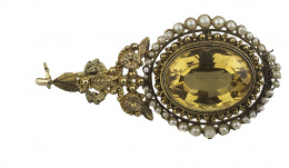 55.  Broche de ff. S. XIX a modo de flor con cuarzo citrino en marco de filigrana orlado de perlas finas