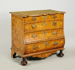 1048.  Cómoda de  marquetería en nogal y raíz, representando hojas y flores.Holandesa, pp. del S. .