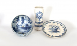 1034.  Cuenco de cerámica esmaltada, de la serie azul.Talavera, S. XVIII.
